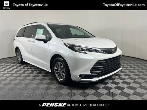 Used 2026 Toyota Sienna XLE FWD image 6