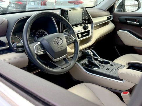 Used 2022 Toyota Highlander XLE image 9