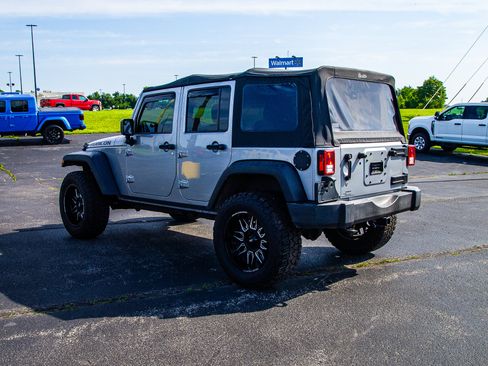 Used 2015 Jeep Wrangler Unlimited Rubicon w/ Connectivity Group AWD/4WD image 5