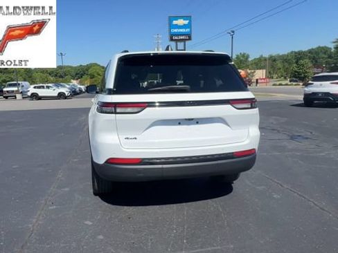 Used 2025 Jeep Grand Cherokee Altitude AWD/4WD image 7