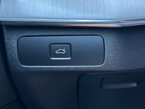 Certified 2025 Volvo XC90 B5 Core AWD/4WD image 33