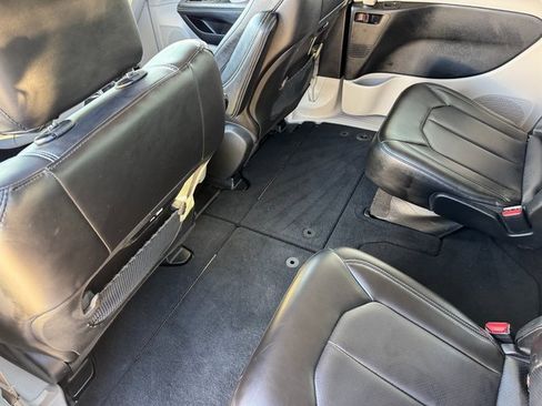 Used 2023 Chrysler Pacifica Touring-L image 17