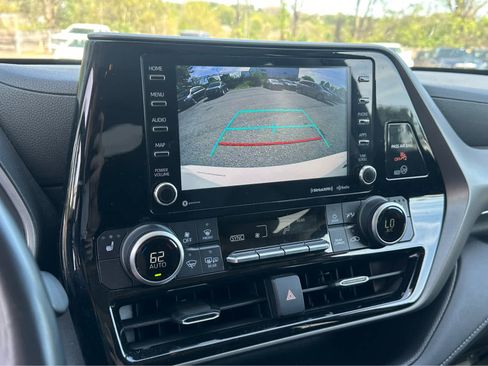 Used 2020 Toyota Highlander XLE AWD/4WD image 16