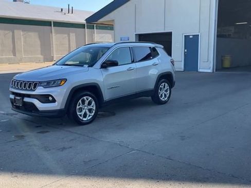 Used 2024 Jeep Compass Latitude AWD/4WD image 4
