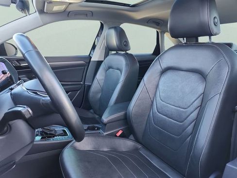 Used 2019 Volkswagen Jetta SEL Premium image 16