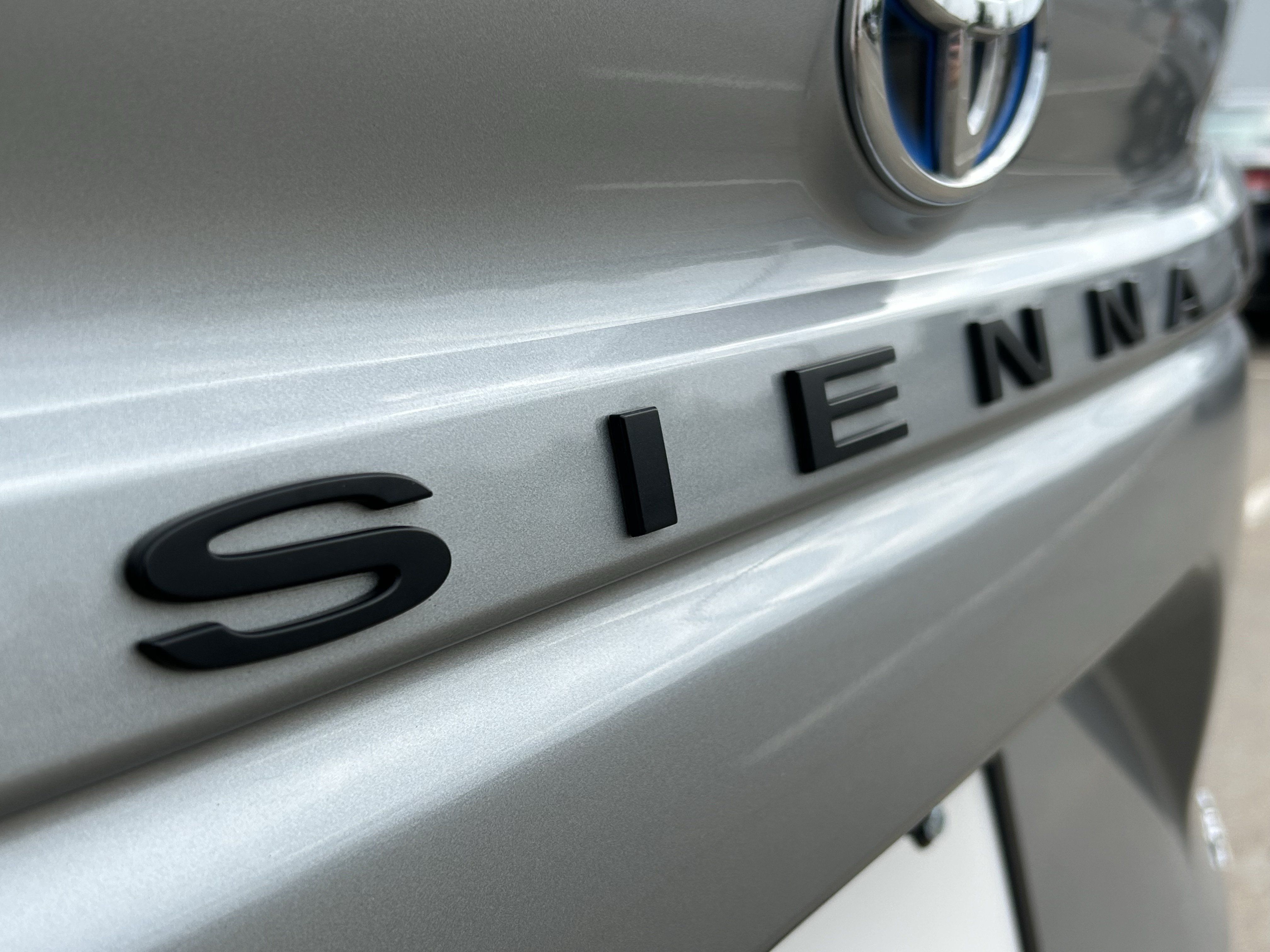 Certified 2025 Toyota Sienna XLE FWD image 8