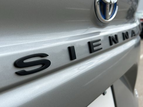 Certified 2025 Toyota Sienna XLE FWD image 8