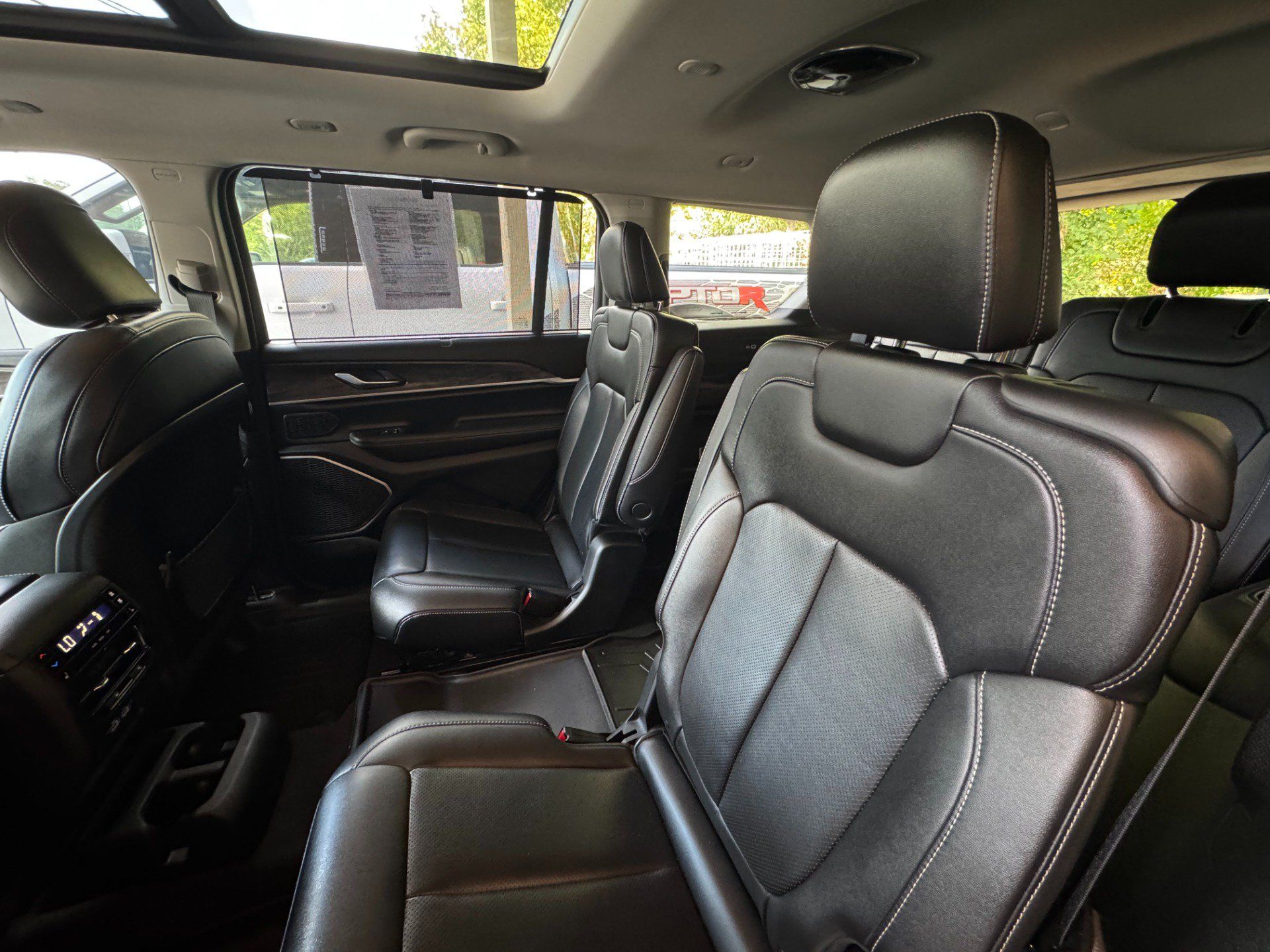 Used 2022 Jeep Grand Cherokee L Limited w/ Luxury Tech Group II AWD/4WD image 45