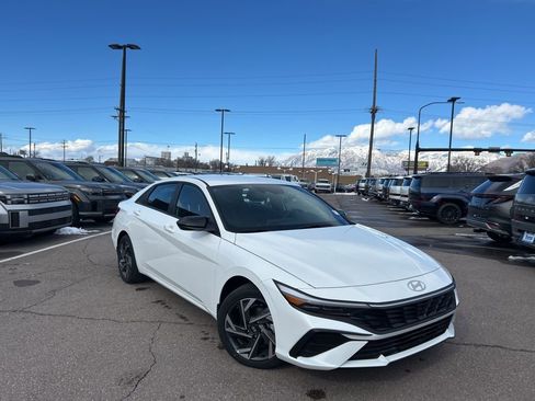 Used 2025 Hyundai Elantra SEL image 3