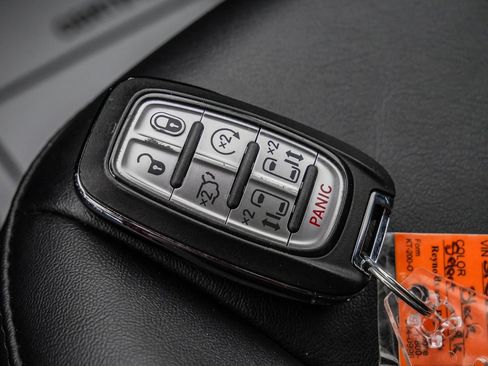 Used 2025 Chrysler Pacifica Select FWD image 71