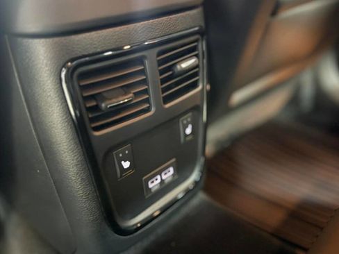 Used 2023 Chrysler 300 C image 24