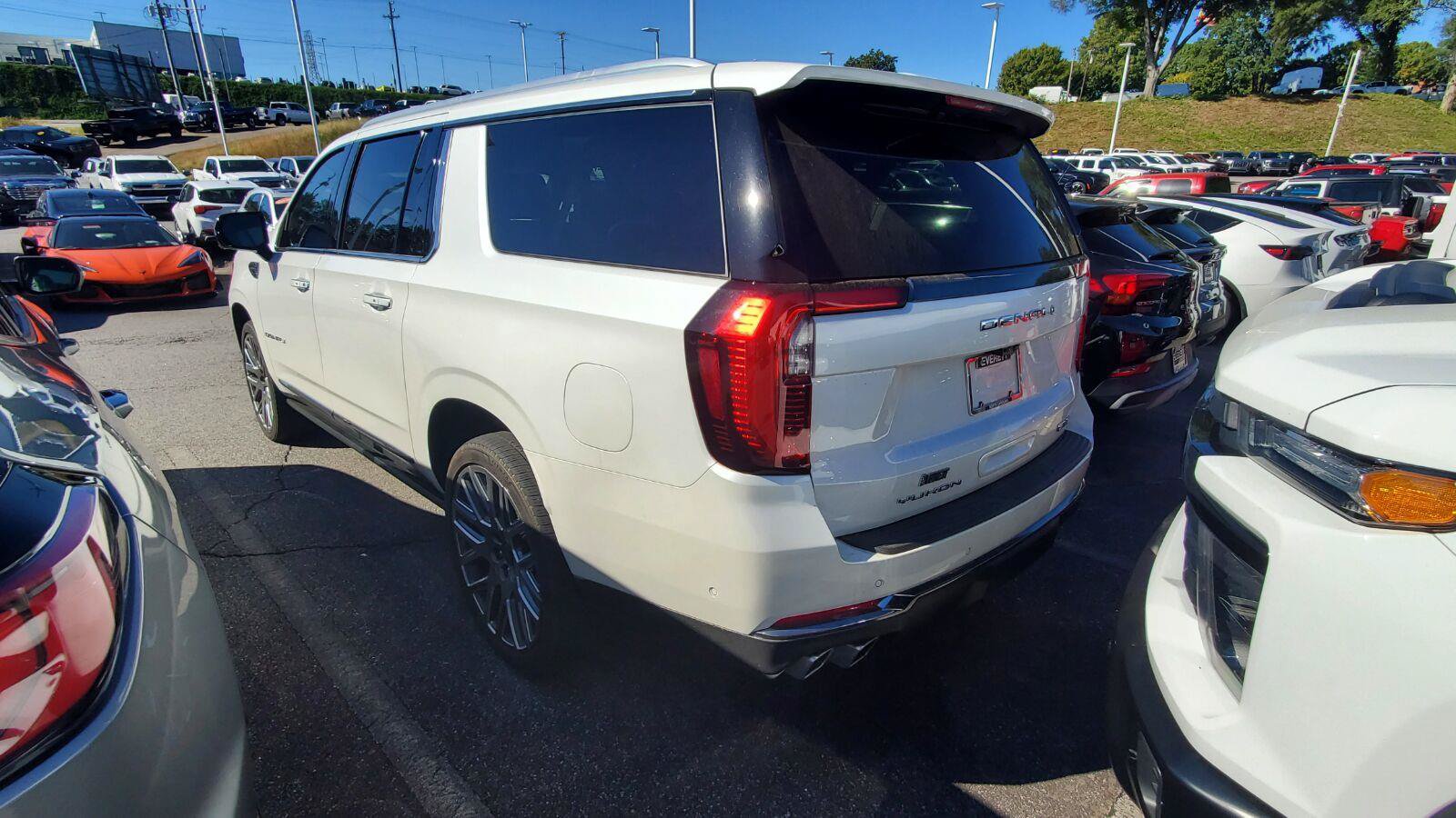 Used 2025 GMC Yukon XL Denali Ultimate w/ LPO, Floor Liner Package AWD/4WD image 9