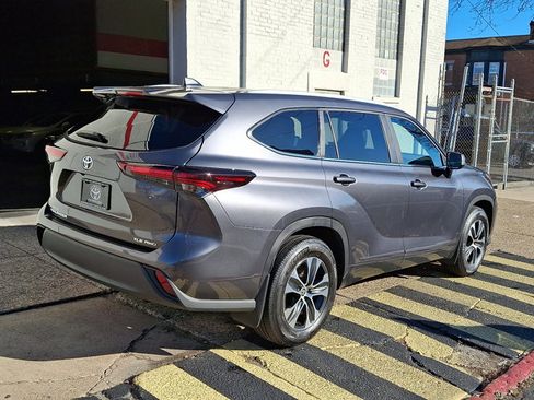Used 2025 Toyota Highlander XLE image 6