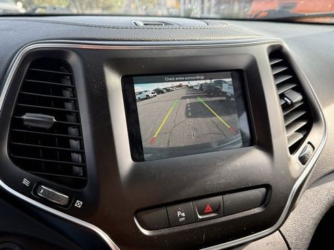 Used 2020 Jeep Cherokee Latitude Plus w/ Cold Weather Group image 18