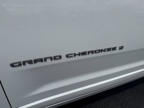 Used 2021 Jeep Grand Cherokee L Overland w/ Luxury Tech Group IV AWD/4WD image 8