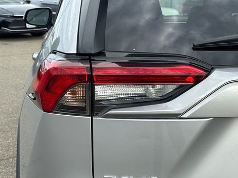 Used 2021 Toyota RAV4 XLE AWD/4WD image 18