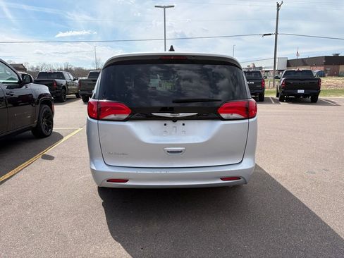 Certified 2023 Chrysler Voyager LX FWD image 4