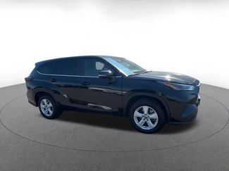 Used 2025 Toyota Highlander LE FWD video 2