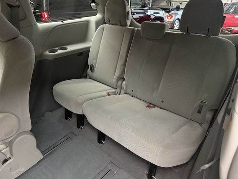 Used 2011 Toyota Sienna LE image 25