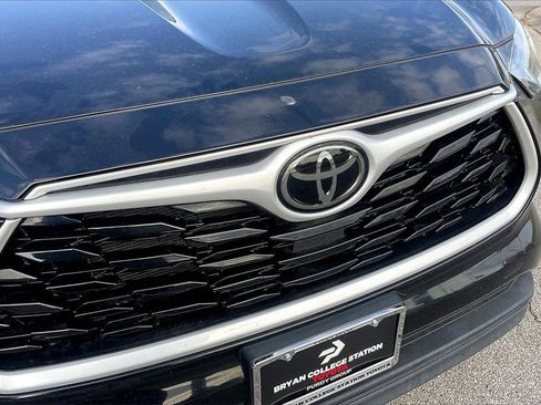 Used 2024 Toyota Highlander LE image 9