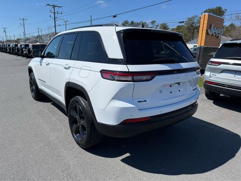 Used 2025 Jeep Grand Cherokee Limited w/ Black Appearance Package image 6