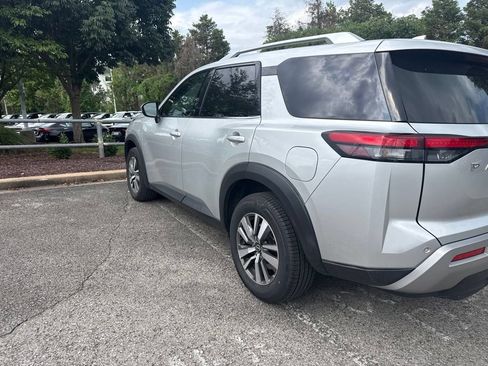 Used 2025 Nissan Pathfinder SL FWD image 5