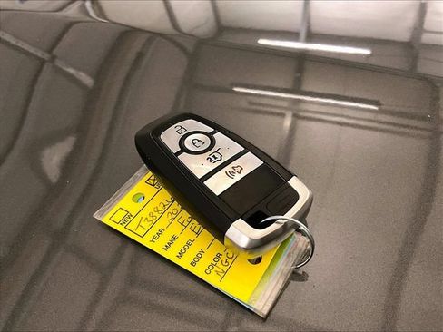 Used 2022 Ford Explorer XLT AWD/4WD image 9