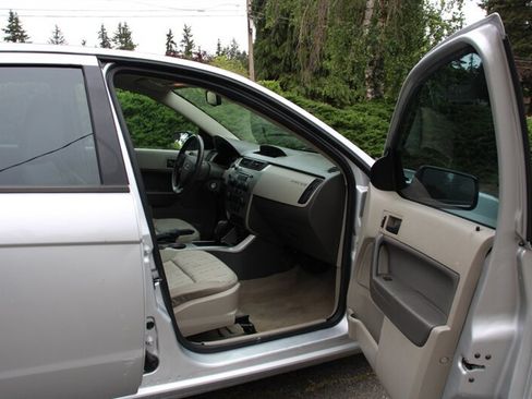 Used 2010 Ford Focus SE FWD image 13