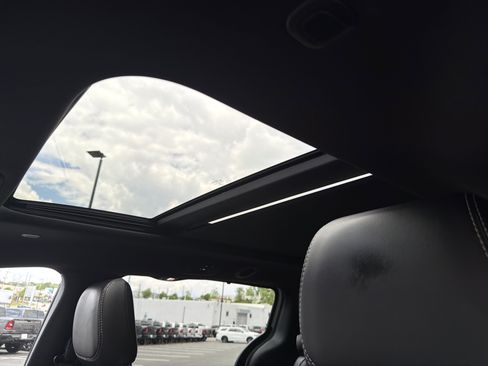 Used 2025 Chrysler Pacifica Limited FWD image 39