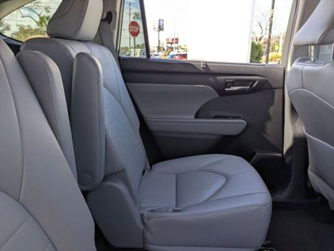 Used 2023 Toyota Highlander XLE image 22