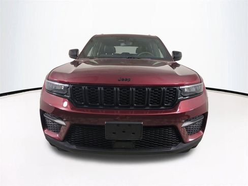 Used 2024 Jeep Grand Cherokee Altitude image 3