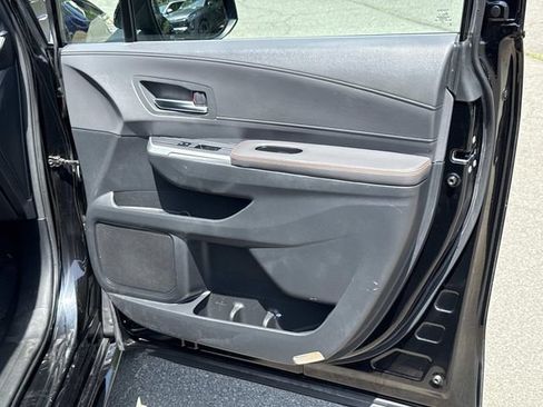 Used 2021 Toyota Sienna XSE w/ XSE Plus Package FWD image 8