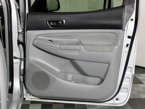 Used 2005 Toyota Tacoma Base image 23