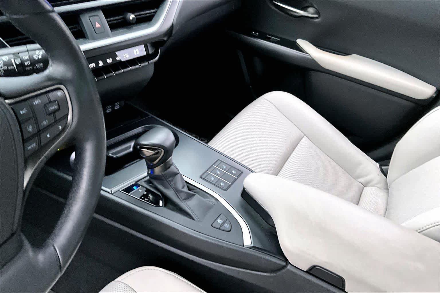 Used 2024 Lexus UX 250h AWD w/ Premium Package image 17