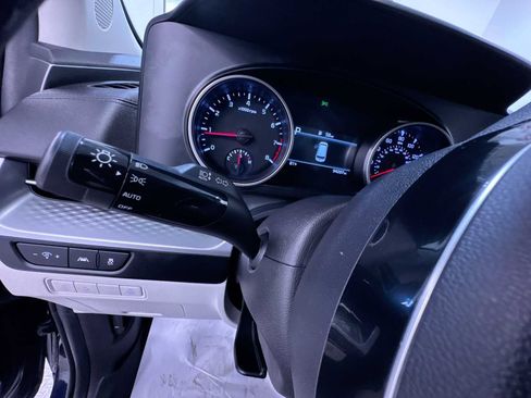 Used 2023 Kia Carnival LX FWD image 18