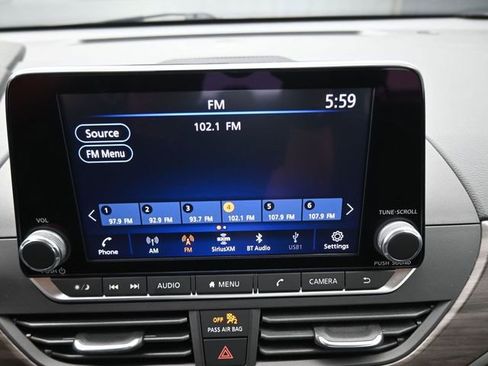 Used 2024 Nissan Altima 2.5 SV image 3