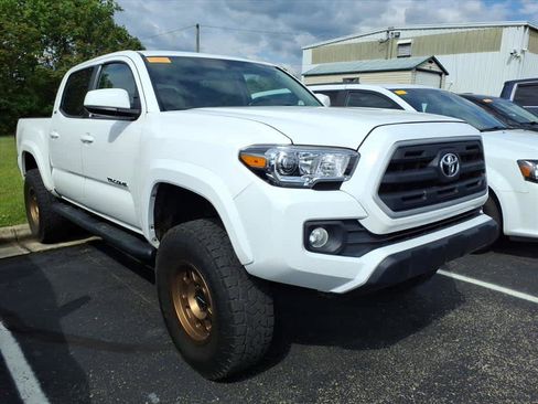 Used 2017 Toyota Tacoma SR5 w/ Tow Package AWD/4WD image 11