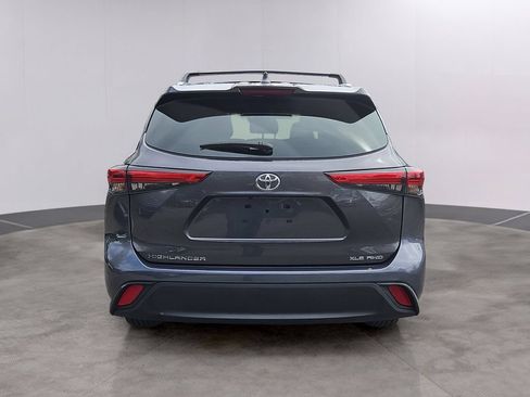 Used 2022 Toyota Highlander XLE AWD/4WD image 5