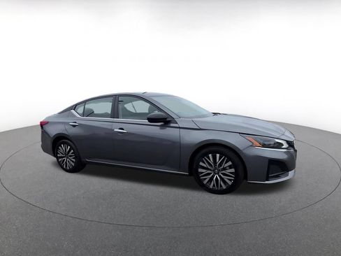 Used 2025 Nissan Altima 2.5 SV FWD image 2