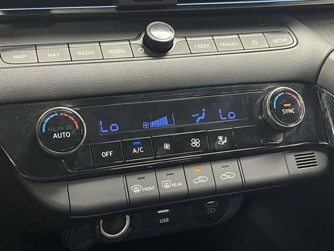 Certified 2025 Hyundai Elantra SEL FWD image 31