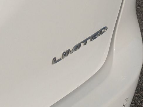 Used 2023 Chrysler Pacifica Limited image 12