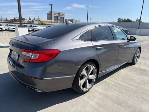 Used 2018 Honda Accord Touring image 2