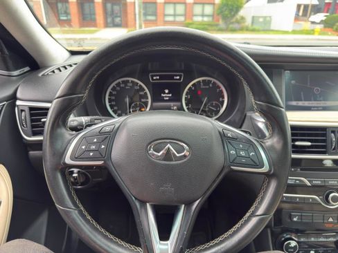 Used 2018 INFINITI QX30 Premium w/ Navigation Package image 13