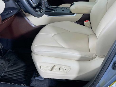 Used 2021 Toyota Highlander XLE image 20