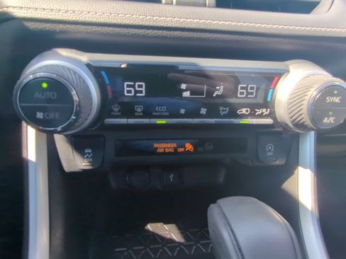 Used 2022 Toyota RAV4 XLE w/ Convenience Package FWD image 17