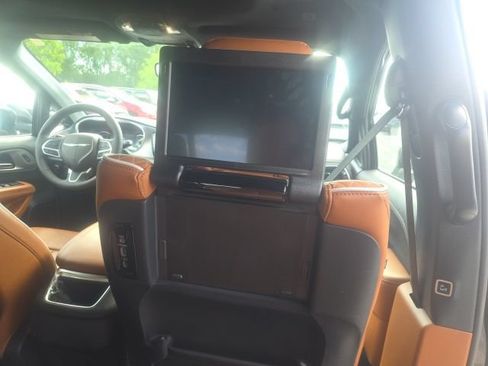 Used 2025 Chrysler Pacifica Pinnacle FWD image 28