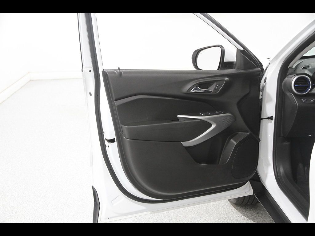Used 2024 Chevrolet Trax LS w/ LS Convenience Package FWD image 4