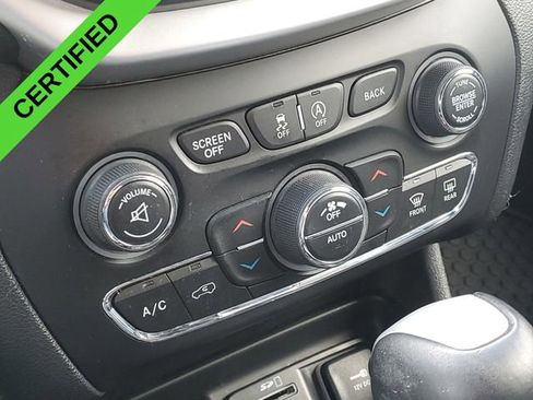 Used 2017 Jeep Cherokee Trailhawk w/ Comfort & Convenience Group AWD/4WD image 19