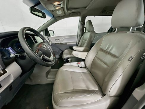 Used 2016 Toyota Sienna XLE w/ XLE Navigation Package FWD image 12