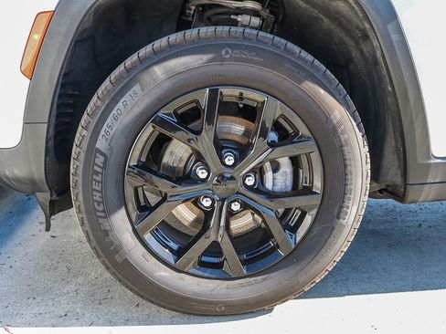 Certified 2024 Jeep Grand Cherokee Altitude image 11